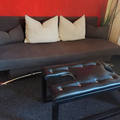 Sofa mit Strafbock