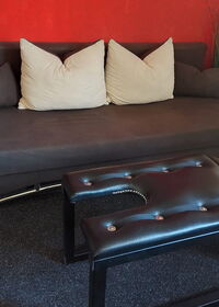 Sofa mit Strafbock