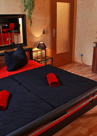 Liebesnest Bett mit TV-Möbel